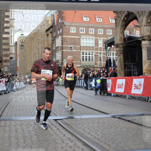 05.10.2025 - 20. swb-Marathon Bremen Yannick Fuchs http://msf.ph/oto/9247461 05.10.2025 10:43:22 Ziel 10474, 10541, 10979, 11304 meine-sportfotos.de