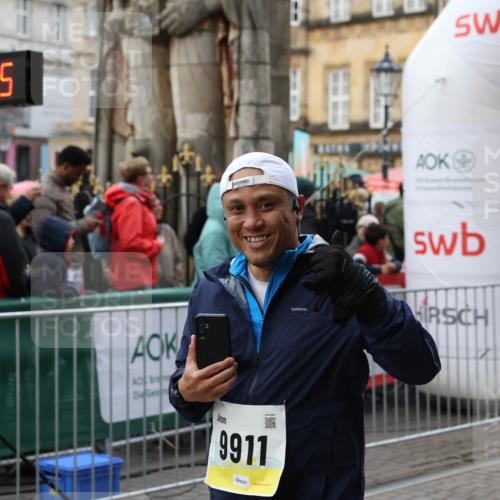 05.10.2025 - 20. swb-Marathon Bremen Yannick Fuchs http://msf.ph/oto/9247464 05.10.2025 11:12:24 Ziel 9373, 9374, 9911, 10622, 11085 meine-sportfotos.de