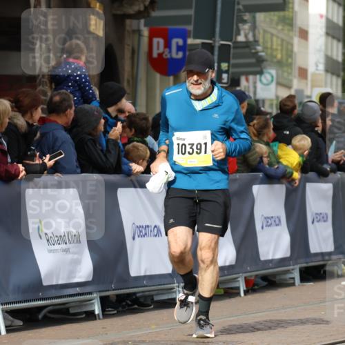 05.10.2025 - 20. swb-Marathon Bremen Strokosch-Dieckow http://msf.ph/oto/9247468 05.10.2025 10:59:26 Ziel 9635, 9737, 10391, 10809, 11251, 11657, 11728 meine-sportfotos.de