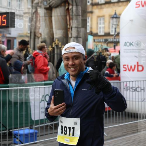 05.10.2025 - 20. swb-Marathon Bremen Yannick Fuchs http://msf.ph/oto/9247475 05.10.2025 11:12:24 Ziel 9373, 9374, 9911, 10622, 11085 meine-sportfotos.de
