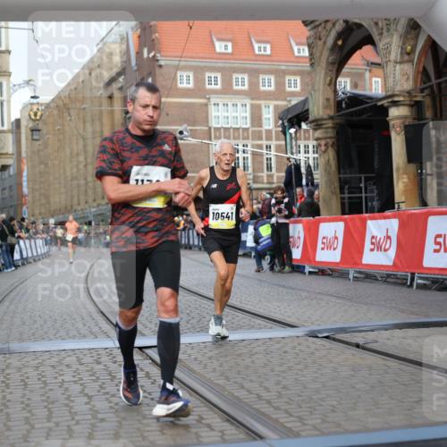 05.10.2025 - 20. swb-Marathon Bremen Yannick Fuchs http://msf.ph/oto/9247484 05.10.2025 10:43:23 Ziel 10474, 10541, 10979, 11304 meine-sportfotos.de