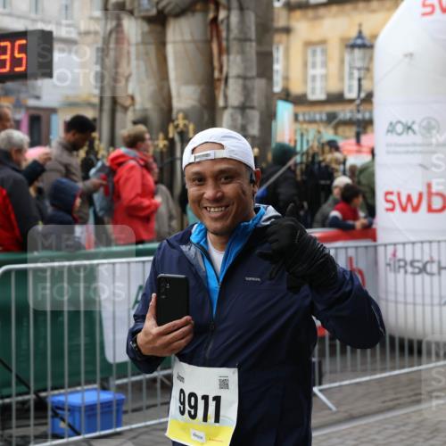 05.10.2025 - 20. swb-Marathon Bremen Yannick Fuchs http://msf.ph/oto/9247485 05.10.2025 11:12:24 Ziel 9373, 9374, 9911, 10622, 11085 meine-sportfotos.de