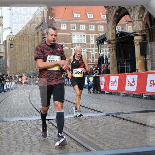 05.10.2025 - 20. swb-Marathon Bremen Yannick Fuchs http://msf.ph/oto/9247489 05.10.2025 10:43:23 Ziel 10474, 10541, 10979, 11304 meine-sportfotos.de