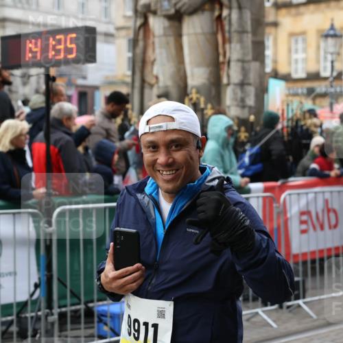 05.10.2025 - 20. swb-Marathon Bremen Yannick Fuchs http://msf.ph/oto/9247506 05.10.2025 11:12:25 Ziel 9373, 9374, 9911, 10622, 10899, 11085 meine-sportfotos.de