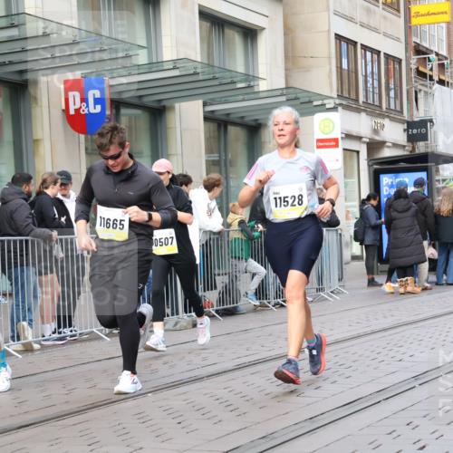 05.10.2025 - 20. swb-Marathon Bremen Strokosch-Dieckow http://msf.ph/oto/9247508 05.10.2025 10:52:07 Ziel 8888, 9172, 9209, 9439, 9584, 9903, 9955, 9987, 10038, 10241, 10327, 10388, 10507, 10548, 10608, 10719, 10900, 10927, 10942, 11128, 11283, 11387, 11413, 11458, 11491, 11528, 11665, 8888, 9172, 9209, 9439, 9584, 9903, 9955, 9987, 10038, 10241, 10327, 10388, 10507, 10548, 10608, 10719, 10900, 10927, 10942, 11128, 11283, 11387, 11413, 11458, 11491, 11528, 11665 meine-sportfotos.de