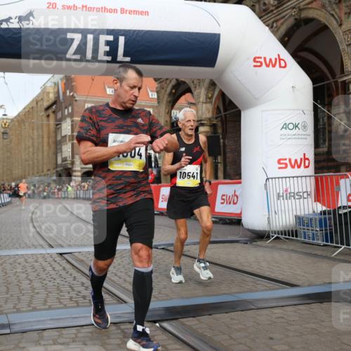 05.10.2025 - 20. swb-Marathon Bremen Yannick Fuchs http://msf.ph/oto/9247511 05.10.2025 10:43:24 Ziel 10474, 10541, 10979, 11304 meine-sportfotos.de