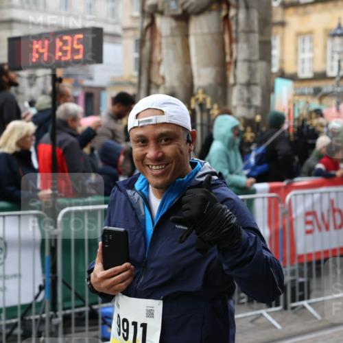 05.10.2025 - 20. swb-Marathon Bremen Yannick Fuchs http://msf.ph/oto/9247514 05.10.2025 11:12:25 Ziel 9373, 9374, 9911, 10622, 10899, 11085 meine-sportfotos.de
