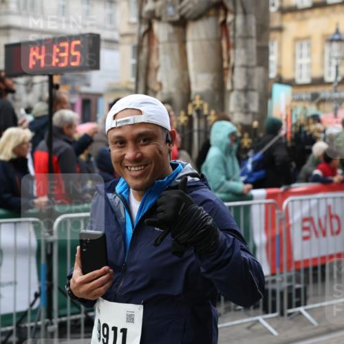 05.10.2025 - 20. swb-Marathon Bremen Yannick Fuchs http://msf.ph/oto/9247524 05.10.2025 11:12:25 Ziel 9373, 9374, 9911, 10622, 10899, 11085 meine-sportfotos.de