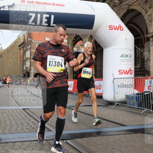 05.10.2025 - 20. swb-Marathon Bremen Yannick Fuchs http://msf.ph/oto/9247532 05.10.2025 10:43:24 Ziel 10474, 10541, 10979, 11304 meine-sportfotos.de
