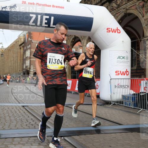 05.10.2025 - 20. swb-Marathon Bremen Yannick Fuchs http://msf.ph/oto/9247539 05.10.2025 10:43:24 Ziel 10474, 10541, 10979, 11304 meine-sportfotos.de
