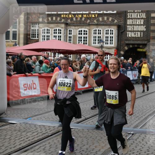 05.10.2025 - 20. swb-Marathon Bremen Yannick Fuchs http://msf.ph/oto/9247605 05.10.2025 11:12:27 Ziel 9373, 9374, 9911, 10622, 10899, 11085, 11535 meine-sportfotos.de