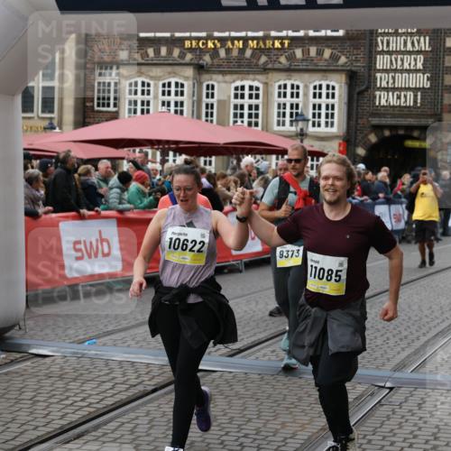 05.10.2025 - 20. swb-Marathon Bremen Yannick Fuchs http://msf.ph/oto/9247612 05.10.2025 11:12:27 Ziel 9373, 9374, 9911, 10622, 10899, 11085, 11535 meine-sportfotos.de