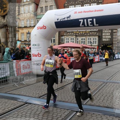 05.10.2025 - 20. swb-Marathon Bremen Yannick Fuchs http://msf.ph/oto/9247623 05.10.2025 11:12:27 Ziel 9373, 9374, 9911, 10622, 10899, 11085, 11535 meine-sportfotos.de