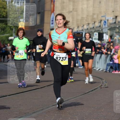 05.10.2025 - 20. swb-Marathon Bremen Strokosch-Dieckow http://msf.ph/oto/9247624 05.10.2025 10:59:30 Ziel 9609, 9737, 9991, 10209, 10391, 10760, 10809, 11251, 11267, 11456, 11657, 11728 meine-sportfotos.de