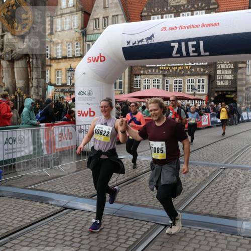 05.10.2025 - 20. swb-Marathon Bremen Yannick Fuchs http://msf.ph/oto/9247643 05.10.2025 11:12:28 Ziel 9373, 9374, 10622, 10899, 11085, 11535 meine-sportfotos.de