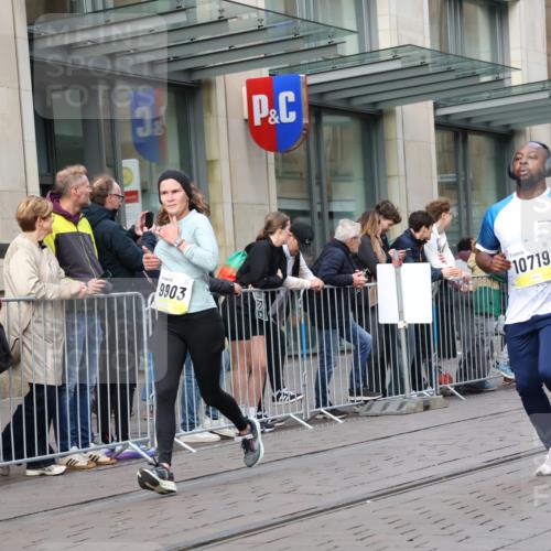 05.10.2025 - 20. swb-Marathon Bremen Strokosch-Dieckow http://msf.ph/oto/9247653 05.10.2025 10:52:12 Ziel 8888, 9172, 9209, 9439, 9517, 9584, 9903, 9987, 10241, 10327, 10388, 10507, 10548, 10608, 10719, 10833, 11283, 11387, 11413, 11528, 11587, 11665, 8888, 9172, 9209, 9439, 9517, 9584, 9903, 9987, 10241, 10327, 10388, 10507, 10548, 10608, 10719, 10833, 11283, 11387, 11413, 11528, 11587, 11665 meine-sportfotos.de