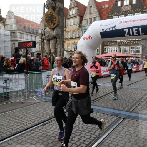 05.10.2025 - 20. swb-Marathon Bremen Yannick Fuchs http://msf.ph/oto/9247657 05.10.2025 11:12:28 Ziel 9373, 9374, 10622, 10899, 11085, 11535 meine-sportfotos.de