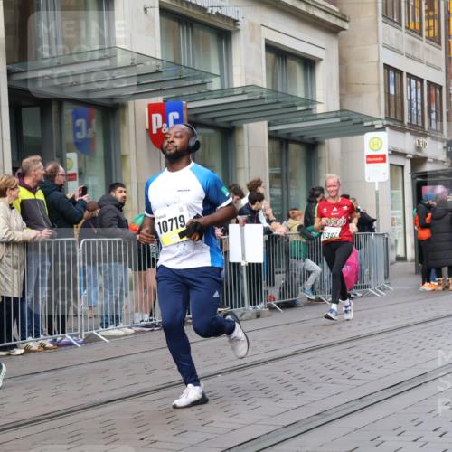 05.10.2025 - 20. swb-Marathon Bremen Strokosch-Dieckow http://msf.ph/oto/9247660 05.10.2025 10:52:13 Ziel 8888, 9172, 9209, 9439, 9517, 9584, 9903, 10241, 10327, 10388, 10507, 10548, 10608, 10719, 10833, 11283, 11387, 11413, 11528, 11587, 11665, 8888, 9172, 9209, 9439, 9517, 9584, 9903, 10241, 10327, 10388, 10507, 10548, 10608, 10719, 10833, 11283, 11387, 11413, 11528, 11587, 11665 meine-sportfotos.de