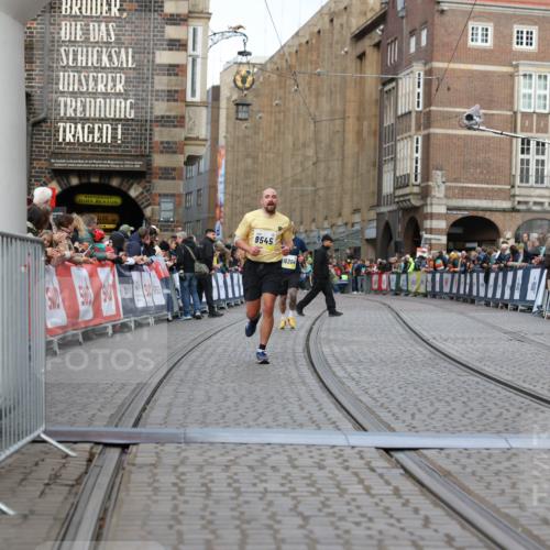 05.10.2025 - 20. swb-Marathon Bremen Yannick Fuchs http://msf.ph/oto/9247662 05.10.2025 10:43:39 Ziel 9545, 10304 meine-sportfotos.de