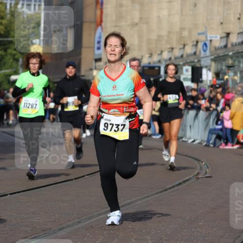 05.10.2025 - 20. swb-Marathon Bremen Strokosch-Dieckow http://msf.ph/oto/9247671 05.10.2025 10:59:30 Ziel 9609, 9737, 9991, 10209, 10391, 10760, 10809, 11251, 11267, 11456, 11657, 11728 meine-sportfotos.de