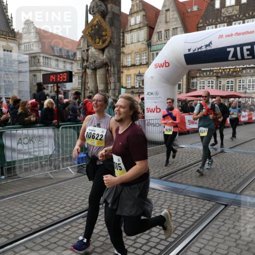 05.10.2025 - 20. swb-Marathon Bremen Yannick Fuchs http://msf.ph/oto/9247676 05.10.2025 11:12:28 Ziel 9373, 9374, 10622, 10899, 11085, 11535 meine-sportfotos.de