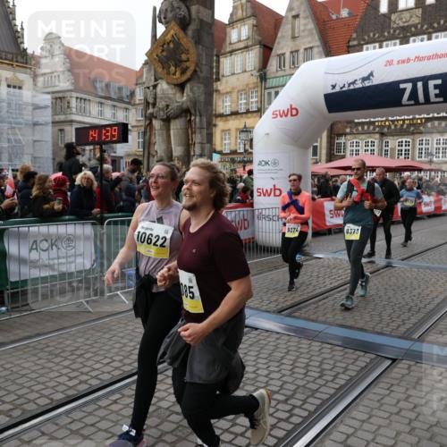 05.10.2025 - 20. swb-Marathon Bremen Yannick Fuchs http://msf.ph/oto/9247684 05.10.2025 11:12:28 Ziel 9373, 9374, 10622, 10899, 11085, 11535 meine-sportfotos.de