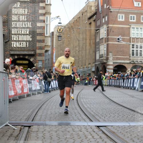 05.10.2025 - 20. swb-Marathon Bremen Yannick Fuchs http://msf.ph/oto/9247690 05.10.2025 10:43:40 Ziel 9545, 10304 meine-sportfotos.de