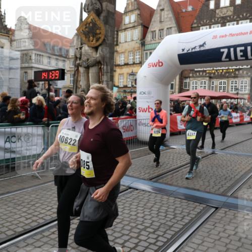 05.10.2025 - 20. swb-Marathon Bremen Yannick Fuchs http://msf.ph/oto/9247696 05.10.2025 11:12:28 Ziel 9373, 9374, 10622, 10899, 11085, 11535 meine-sportfotos.de