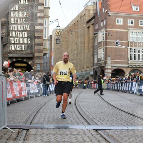 05.10.2025 - 20. swb-Marathon Bremen Yannick Fuchs http://msf.ph/oto/9247703 05.10.2025 10:43:40 Ziel 9545, 10304 meine-sportfotos.de