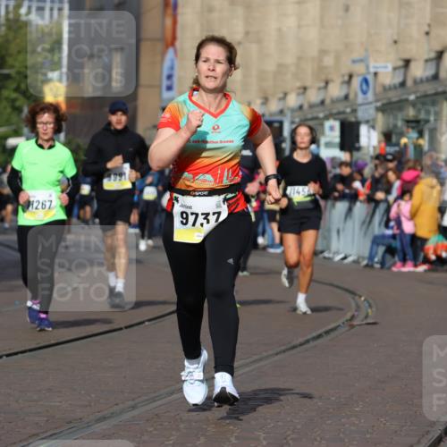 05.10.2025 - 20. swb-Marathon Bremen Strokosch-Dieckow http://msf.ph/oto/9247710 05.10.2025 10:59:30 Ziel 9609, 9737, 9991, 10209, 10391, 10760, 10809, 11251, 11267, 11456, 11657, 11728 meine-sportfotos.de