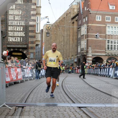 05.10.2025 - 20. swb-Marathon Bremen Yannick Fuchs http://msf.ph/oto/9247714 05.10.2025 10:43:40 Ziel 9545, 10304 meine-sportfotos.de