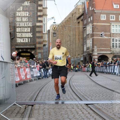 05.10.2025 - 20. swb-Marathon Bremen Yannick Fuchs http://msf.ph/oto/9247722 05.10.2025 10:43:40 Ziel 9545, 10304 meine-sportfotos.de