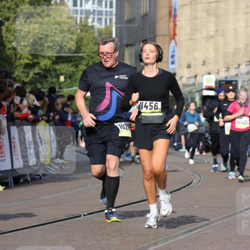 05.10.2025 - 20. swb-Marathon Bremen Strokosch-Dieckow http://msf.ph/oto/9247748 05.10.2025 10:59:34 Ziel 9609, 9737, 9991, 10209, 10760, 10809, 11251, 11267, 11456, 11657 meine-sportfotos.de