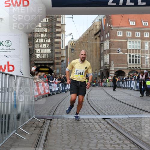 05.10.2025 - 20. swb-Marathon Bremen Yannick Fuchs http://msf.ph/oto/9247750 05.10.2025 10:43:41 Ziel 9545, 10304 meine-sportfotos.de