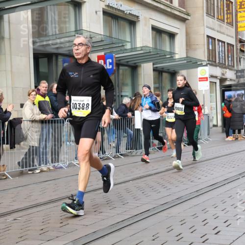 05.10.2025 - 20. swb-Marathon Bremen Strokosch-Dieckow http://msf.ph/oto/9247752 05.10.2025 10:52:16 Ziel 8888, 9172, 9209, 9214, 9439, 9517, 9581, 9903, 10241, 10327, 10388, 10507, 10548, 10608, 10833, 11012, 11283, 11382, 11387, 11413, 11417, 11528, 11587, 8888, 9172, 9209, 9214, 9439, 9517, 9581, 9903, 10241, 10327, 10388, 10507, 10548, 10608, 10833, 11012, 11283, 11382, 11387, 11413, 11417, 11528, 11587 meine-sportfotos.de