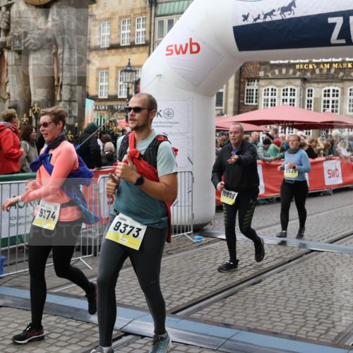 05.10.2025 - 20. swb-Marathon Bremen Yannick Fuchs http://msf.ph/oto/9247770 05.10.2025 11:12:29 Ziel 9373, 9374, 10622, 10899, 11085, 11535 meine-sportfotos.de