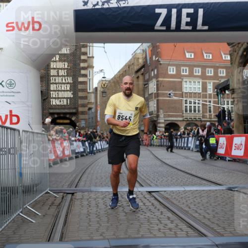 05.10.2025 - 20. swb-Marathon Bremen Yannick Fuchs http://msf.ph/oto/9247781 05.10.2025 10:43:41 Ziel 9545, 10304 meine-sportfotos.de