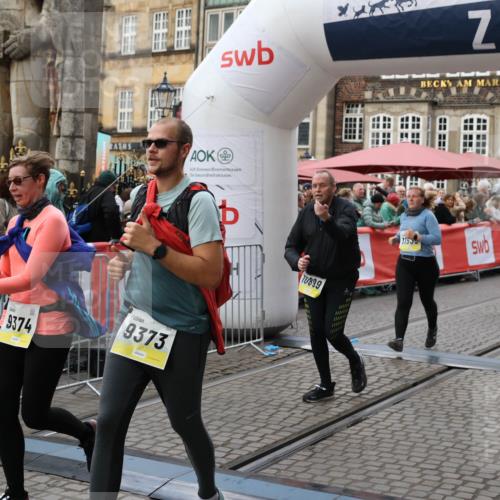 05.10.2025 - 20. swb-Marathon Bremen Yannick Fuchs http://msf.ph/oto/9247783 05.10.2025 11:12:29 Ziel 9373, 9374, 10622, 10899, 11085, 11535 meine-sportfotos.de