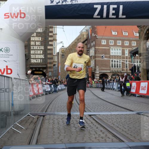 05.10.2025 - 20. swb-Marathon Bremen Yannick Fuchs http://msf.ph/oto/9247794 05.10.2025 10:43:41 Ziel 9545, 10304 meine-sportfotos.de