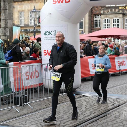 05.10.2025 - 20. swb-Marathon Bremen Yannick Fuchs http://msf.ph/oto/9247798 05.10.2025 11:12:30 Ziel 9373, 9374, 10622, 10899, 11085, 11535 meine-sportfotos.de