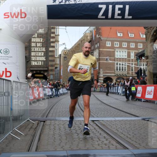 05.10.2025 - 20. swb-Marathon Bremen Yannick Fuchs http://msf.ph/oto/9247806 05.10.2025 10:43:41 Ziel 9545, 10304 meine-sportfotos.de