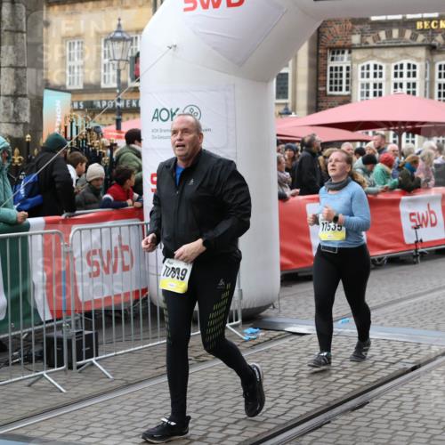 05.10.2025 - 20. swb-Marathon Bremen Yannick Fuchs http://msf.ph/oto/9247821 05.10.2025 11:12:30 Ziel 9373, 9374, 10622, 10899, 11085, 11535 meine-sportfotos.de