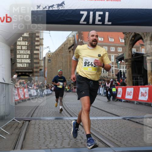 05.10.2025 - 20. swb-Marathon Bremen Yannick Fuchs http://msf.ph/oto/9247824 05.10.2025 10:43:42 Ziel 9545, 10304 meine-sportfotos.de