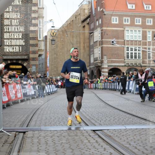05.10.2025 - 20. swb-Marathon Bremen Yannick Fuchs http://msf.ph/oto/9247833 05.10.2025 10:43:42 Ziel 9545, 10304 meine-sportfotos.de