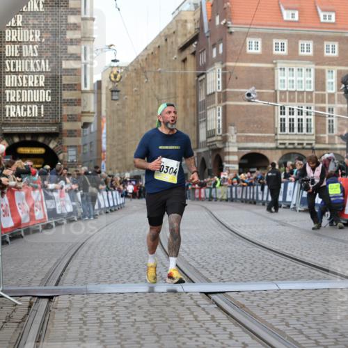 05.10.2025 - 20. swb-Marathon Bremen Yannick Fuchs http://msf.ph/oto/9247843 05.10.2025 10:43:42 Ziel 9545, 10304 meine-sportfotos.de
