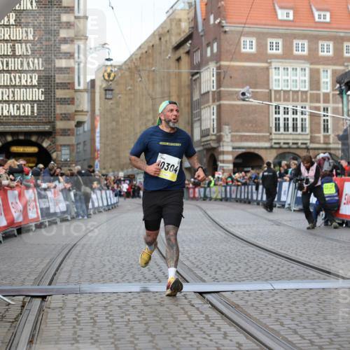 05.10.2025 - 20. swb-Marathon Bremen Yannick Fuchs http://msf.ph/oto/9247860 05.10.2025 10:43:43 Ziel 9545, 10304 meine-sportfotos.de