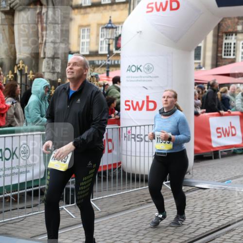 05.10.2025 - 20. swb-Marathon Bremen Yannick Fuchs http://msf.ph/oto/9247867 05.10.2025 11:12:31 Ziel 9373, 9374, 10622, 10899, 11085, 11535 meine-sportfotos.de