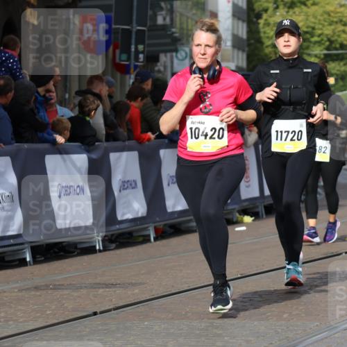 05.10.2025 - 20. swb-Marathon Bremen Strokosch-Dieckow http://msf.ph/oto/9247889 05.10.2025 10:59:41 Ziel 9473, 9991, 10420, 11267, 11456, 11582, 11720 meine-sportfotos.de