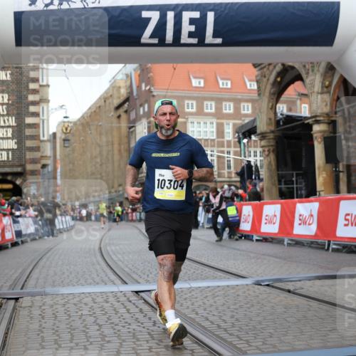 05.10.2025 - 20. swb-Marathon Bremen Yannick Fuchs http://msf.ph/oto/9247939 05.10.2025 10:43:44 Ziel 9545, 10304 meine-sportfotos.de