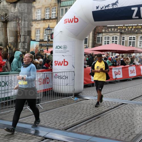 05.10.2025 - 20. swb-Marathon Bremen Yannick Fuchs http://msf.ph/oto/9247945 05.10.2025 11:12:32 Ziel 9373, 9374, 10622, 10899, 11085, 11535 meine-sportfotos.de
